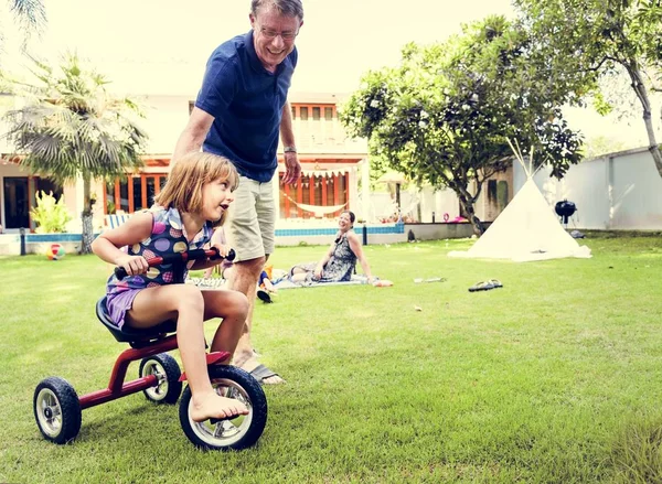 Caucasico Padre Insegnamento Figlia Ride Bici — Foto Stock