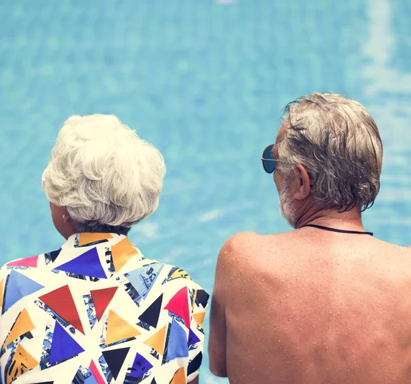 Pareja Mayor Sentada Junto Piscina — Foto de Stock