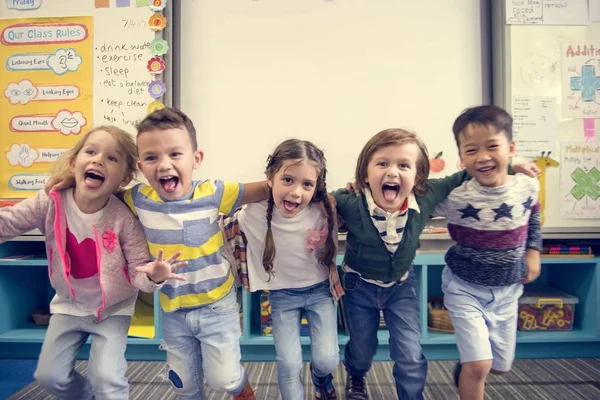 小学校で幸せな子供たち — ストック写真