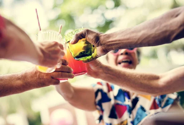 Gruppo Adulti Anziani Diversi Che Godono Una Bevanda Piscina Insieme — Foto Stock