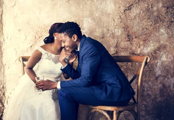 African Newlywed Para Zejście Jej Uroczystości Ślubnej — Zdjęcie stockowe