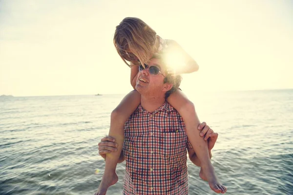 白人父娘一緒にビーチで夏の時間を楽しんで — ストック写真