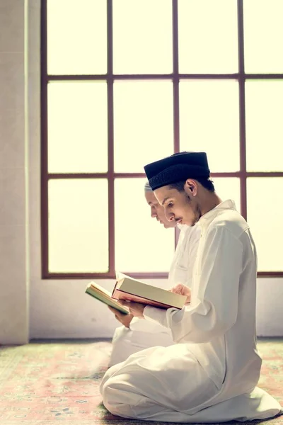 Musulmanes Leyendo Del Quran —  Fotos de Stock