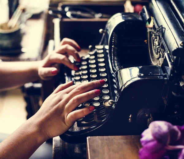 Mujer Escribiendo Máquina Escribir Vintage Mesa Madera — Foto de Stock