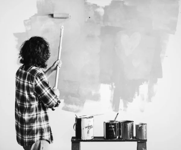 Homem Asiático Pintando Parede Casa — Fotografia de Stock