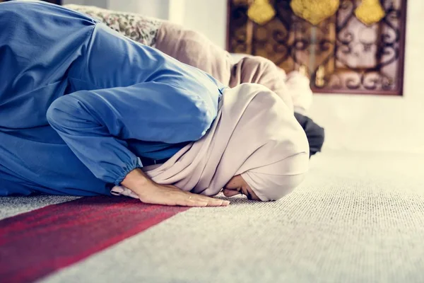 Les Musulmans Prient Dans Posture Sujud — Photo