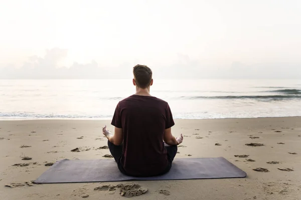 Man Beoefenen Van Yoga Het Strand — Stockfoto