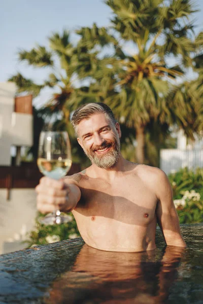 Schöner Mann Mit Einem Glas Wein Pool — Stockfoto