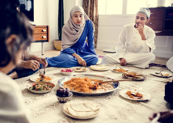 Famille Musulmane Dînant Par Terre — Photo