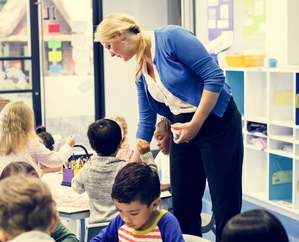 Glückliche Kinder Der Grundschule — Stockfoto