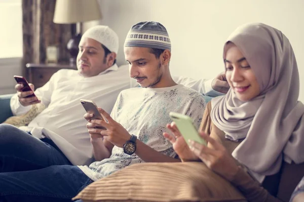 Amigos Muçulmanos Usando Mídias Sociais Telefones — Fotografia de Stock