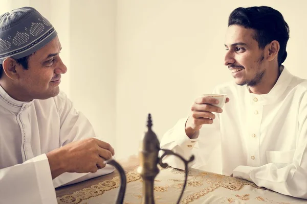 Hombres Musulmanes Tomando Una Taza — Foto de Stock