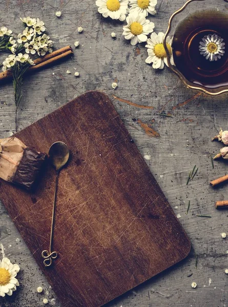 Flatly Chamomile Tea Wooden Board — Stock Photo, Image