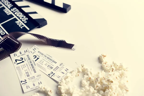 Närbild Biobiljetter Med Popcorn Och Hjulen Dekoration Vitt Bord — Stockfoto