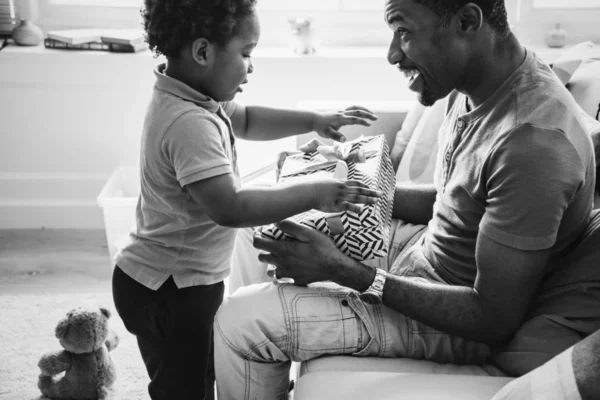 Père Surprenant Son Fils Avec Cadeau — Photo