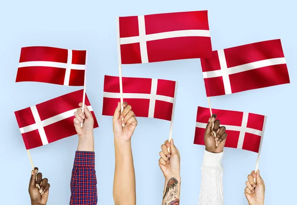 Händer Vifta Med Flaggor Danmark — Stockfoto