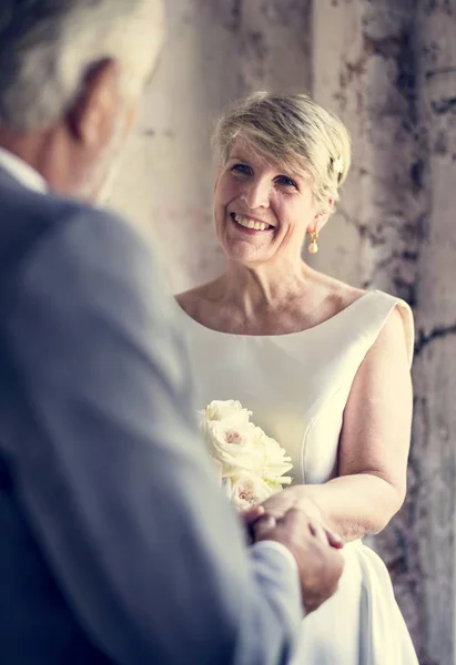 Seniorenpaar Mit Blumenstrauß — Stockfoto