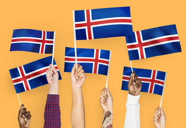 Руки Размахивают Флагами Исландии — стоковое фото