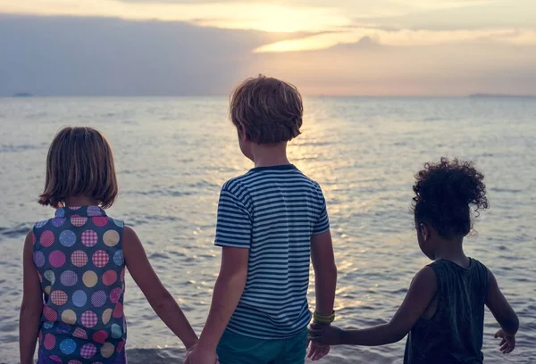 Vista Posteriore Diversi Bambini Piedi Sulla Spiaggia Insieme — Foto Stock