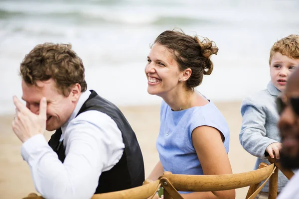 Άνθρωποι Που Γελούσε Ένα Γάμος Στην Παραλία — Φωτογραφία Αρχείου