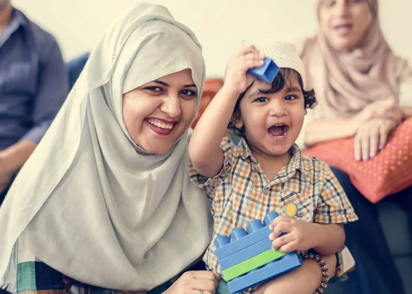 Muslimi Perhe Rentouttava Pelaa Kotona — kuvapankkivalokuva
