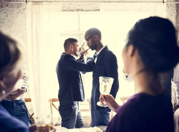 Schwules Paar Verschränkt Arme Beim Gemeinsamen Champagnertrinken — Stockfoto