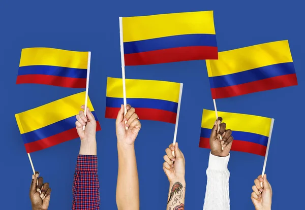 Manos Ondeando Las Banderas Columbia — Foto de Stock