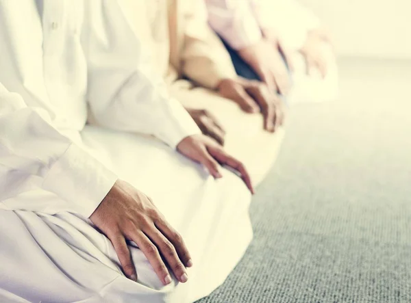 Homens Muçulmanos Orações Postura Tashahhud Imagem Cortada Pessoas Sentadas Tapete — Fotografia de Stock