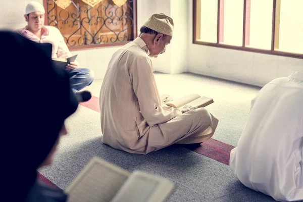 Μουσουλμάνοι Ανάγνωση Του Κορανίου — Φωτογραφία Αρχείου
