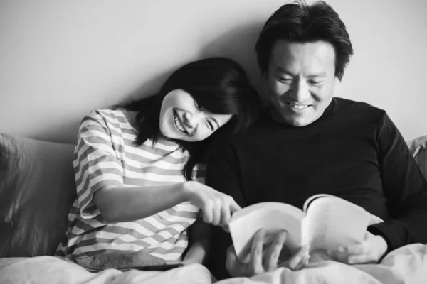 Asiatico Coppia Reading Libro Letto Insieme — Foto Stock