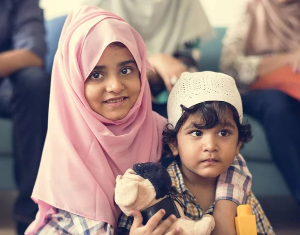 Muslim Keluarga Santai Dan Bermain Rumah — Stok Foto