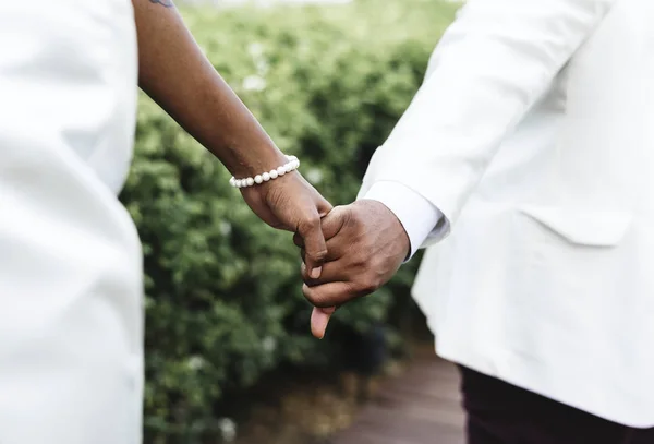 Africano Casal Americano Casar Uma Ilha — Fotografia de Stock