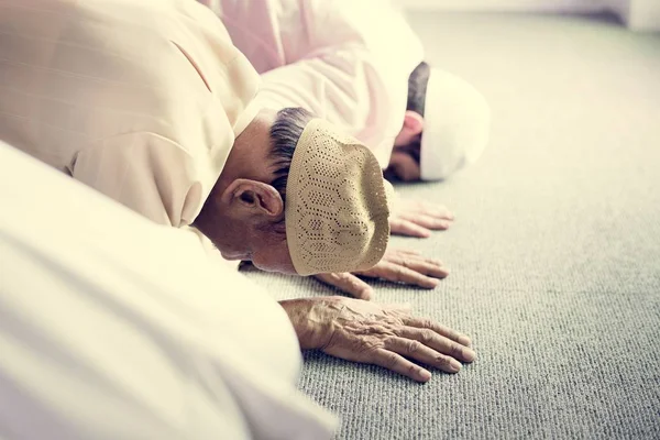 Musulmani Che Pregano Nella Postura Sujud — Foto Stock