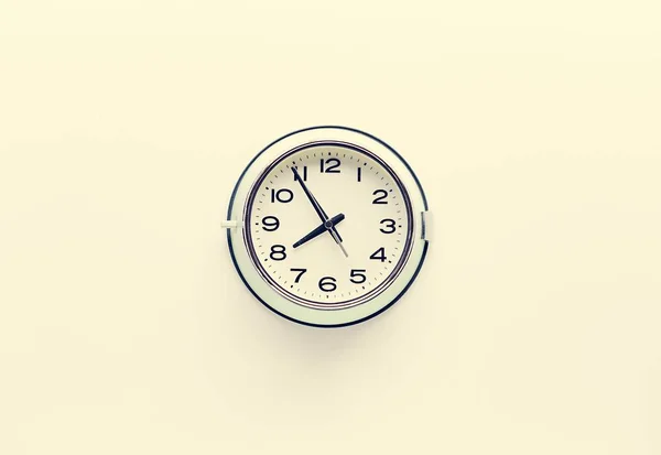 Uhr Rund Die Uhr Auf Weißem Hintergrund — Stockfoto