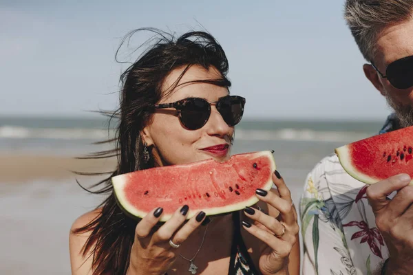 Casal Comer Melancia Praia Fotos De Bancos De Imagens