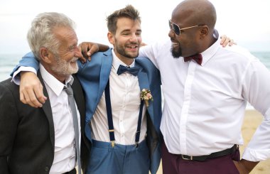 Damat düğün töreni Beach sırasında onun sağdıç ve babası söz