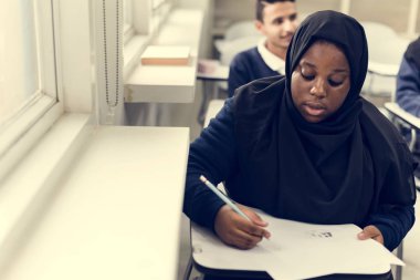 Müslüman çocukların bir sınıfta eğitim