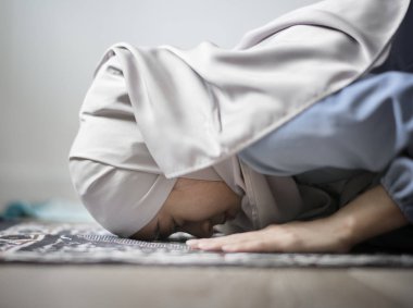 Müslüman kadının Sujud duruş dua
