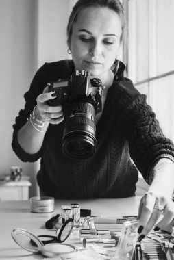 siyah ve beyaz atış kozmetik fotoğrafını çekmek genç güzellik blogger