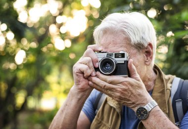 Üst düzey trekker bir film kamerası ile fotoğraf çekme