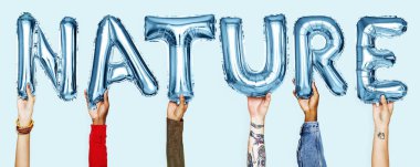 Balonlar kelime gösteren eller