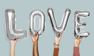 Aşk balonlar kelime gösteren eller