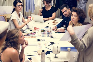 Projede çalışan insanlar