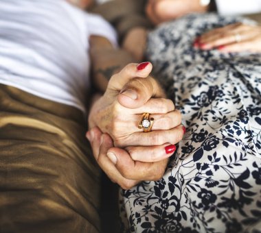 Güzel Olgun çift romantik tatil