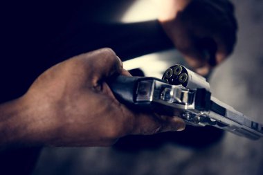 Elinde silah tutan bir adam.