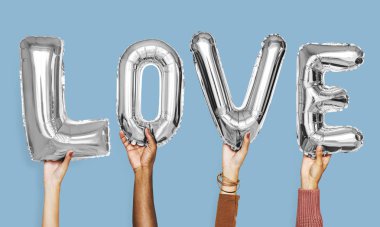 Aşk balonlar kelime gösteren eller