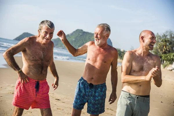 Senioren Freunde Amüsieren Sich Strand — Stockfoto