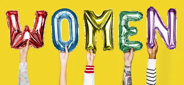 Kadınlar balon kelime gösteren eller