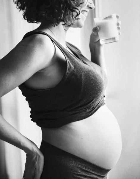 Gravid Kvinna Som Dricker Lite Mjölk — Stockfoto