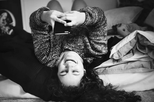 Adolescente Utilisant Smartphone Sur Lit — Photo